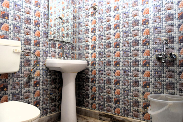 Bathroom 5, AAA Continental, Reasi