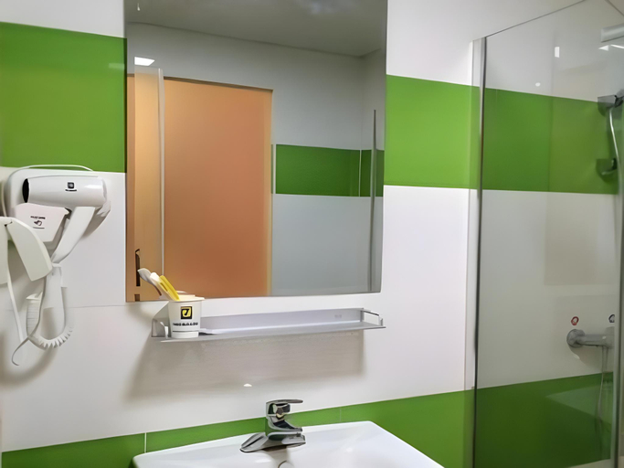 Bathroom 4, 7 Days Inn Zhenjiang Wanda Dashikou Suning Plaza, Zhenjiang