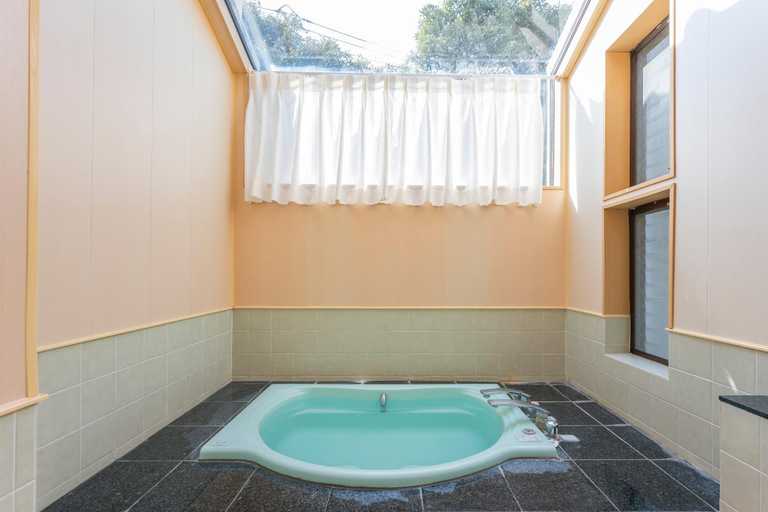 Bathroom 3, Lenessa Jyougasaki, Itō