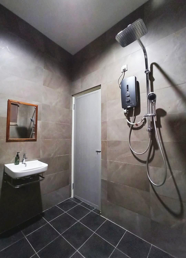 Bathroom 3, Tambun pool villa 5br 18pax/bbq/ fish pond/mahjong, Kinta