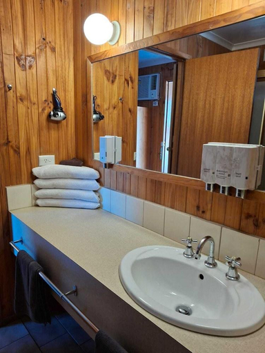 Bathroom 3, Country Road Motel St Arnaud, N. Grampians - St Arnaud
