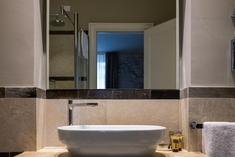 Bathroom 3, La Dépendance, Syracuse