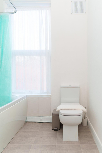 Bathroom 2, St Johns House, Leeds