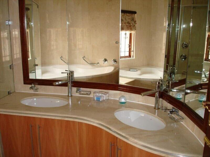 Bathroom 5, Kosmos Manor Guest House, Bojanala