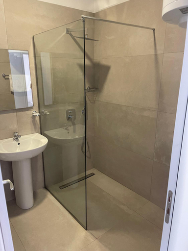 Shower 5, Miramare Aparthotel, Sarandës