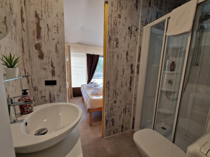 Bathroom, Koru, Catania