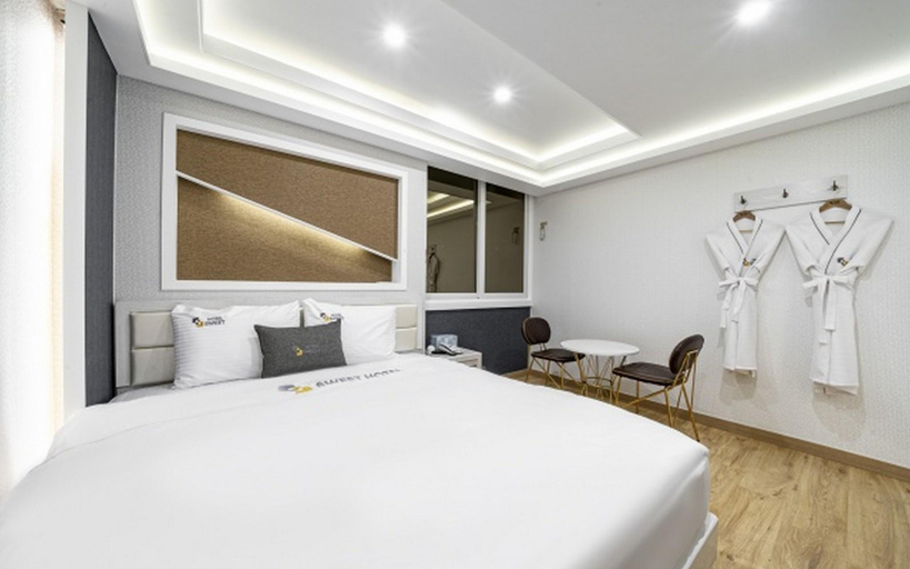 Bedroom 4, Tongyeong Sweet Hotel, Tongyeong