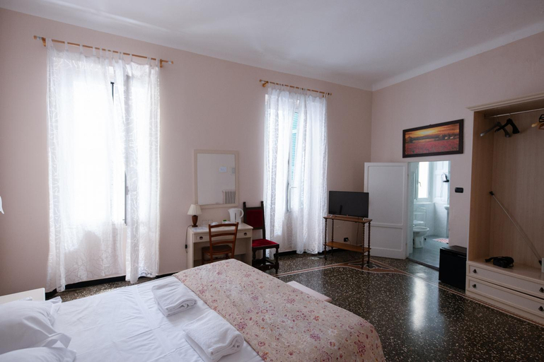 Bedroom 2, Family Hotel Balbi, Genova