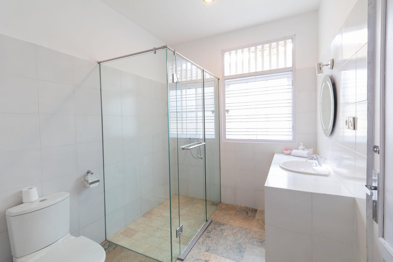 Bathroom 2, Villa Miracle Sanur - 200 metres to Beach, Denpasar