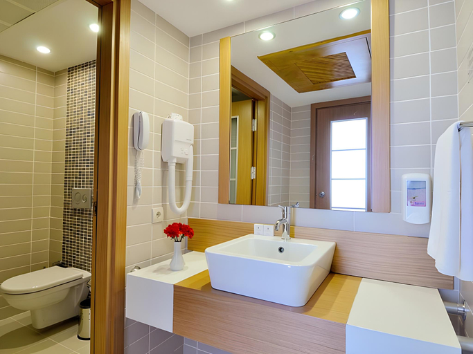Bathroom 3, Alkoclar Adakule Hotel - All Inclusive, Kuşadası