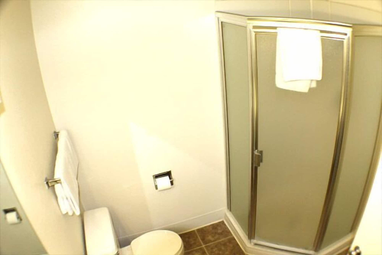 Bathroom, Travelers Inn, Mohave
