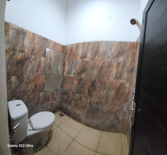 Bathroom 2, Wisma Rina Rini Tegalega, Bandung