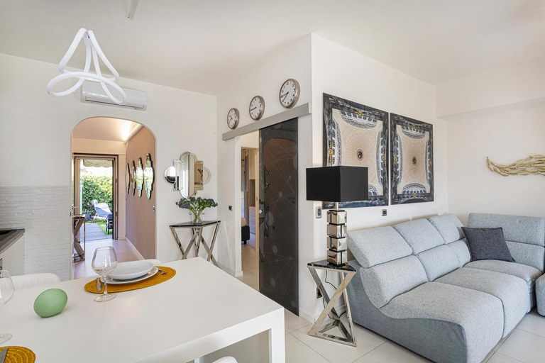 Shared lounge/TV area 3, Elegant sea view apartment by Wonderful Italy, Genova