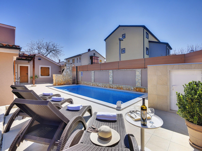 Sport & Beauty 2, Villa in Pula with Private Pool  BBQ, Pula
