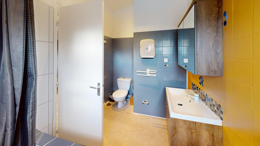 Bathroom, Les Dryades climatise d, Lot