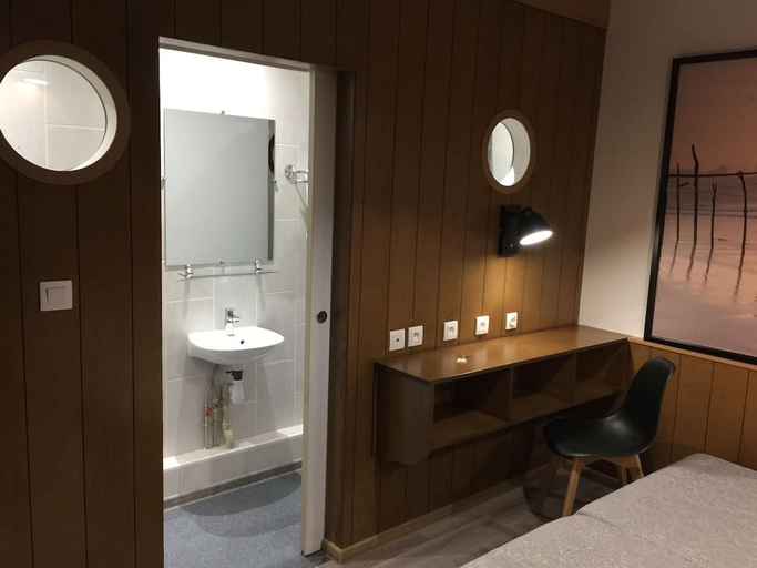 Bathroom 4, Hotel Rachel, Seine-Saint-Denis