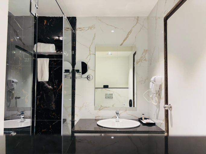 Bathroom 5, Mayur Belgaum Presidency Hotel & Club, Belgaum
