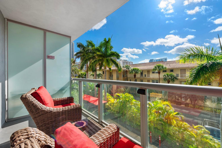 Others 4, Water View Building With Pool - 5-Min Walk To The Beach - Cozy Studios, Broward