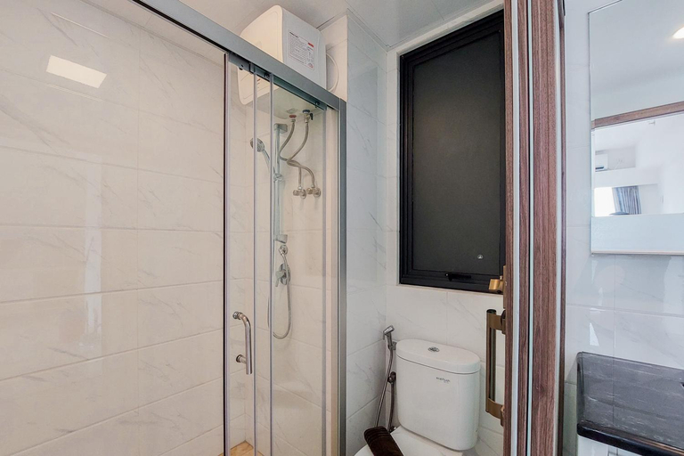 Bathroom, Comfort Design 2BR Sky House BSD Apt By Travelio, Tangerang Selatan