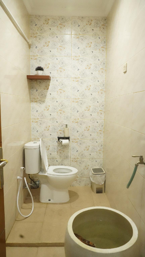 Bathroom 5, Hotel Tiga-Er Syariah Karawang, Karawang