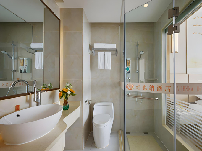 Bathroom, Vienna Hotel Guangxi Hezhou Shizheng Square, Hezhou