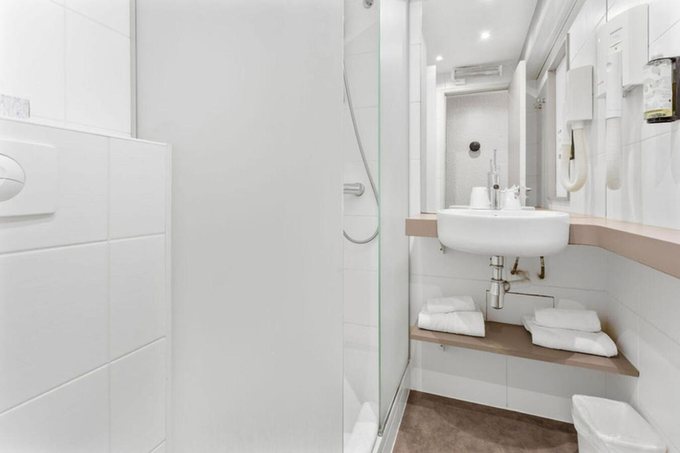 Bathroom 2, Kyriad Deauville - Saint Arnoult, Calvados