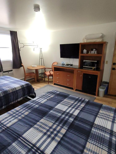 Bedroom 2, West Bethel Motel, Oxford