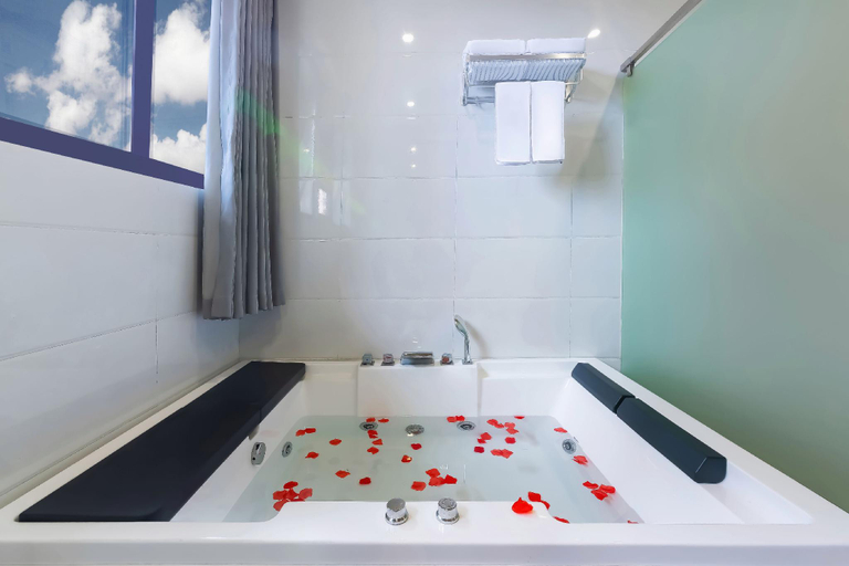 Bathroom 3, Lavande Hotels·Neijiang Heping Square, Neijiang