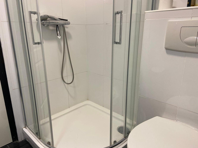 Bathroom 3, House in Boornzwaag with Private Jetty, Skarsterlân