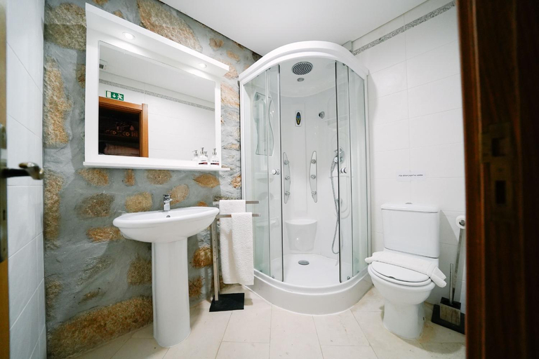 Bathroom 3, Alojamento Galerias Nascentes, Alijó