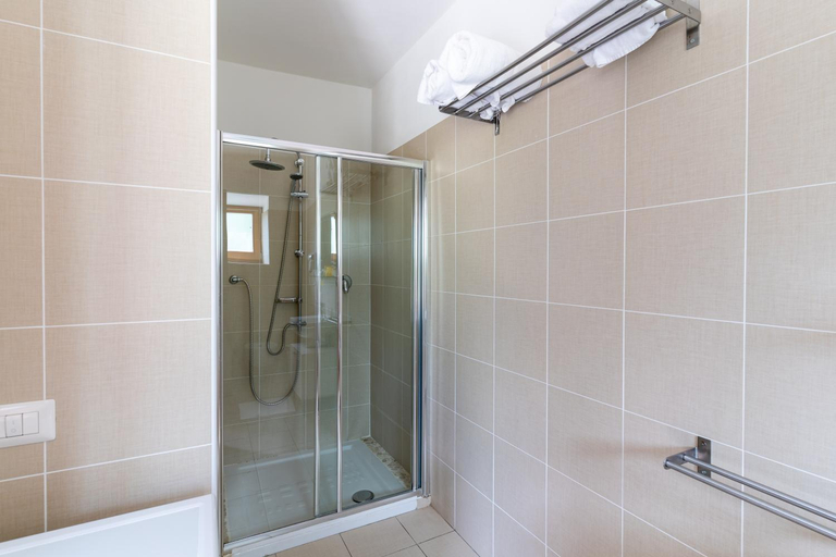 Bathroom 3, Infinity View Garda Lake con Piscina Panoramica e Vista Lago a Tenno, Trento