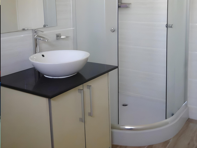 Bathroom 3, Twins Apartments, Black River