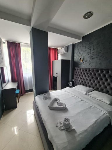Others 3, Hotel Fama