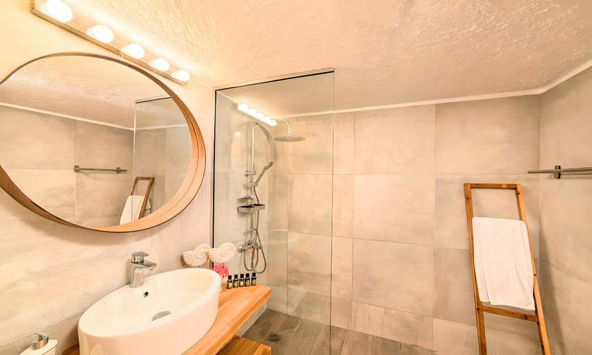 Bathroom 4, Cretan Lodge Heated Pool, Crete