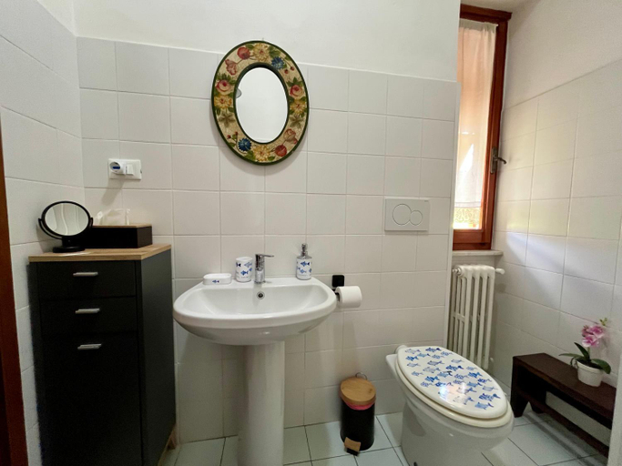 Bathroom 4, LA GINESTRA B&B, Massa Carrara