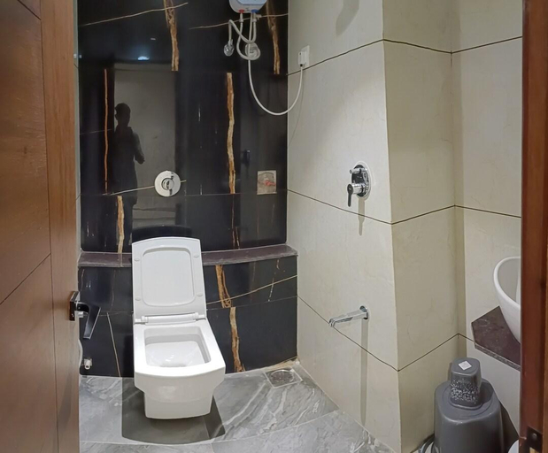 Bathroom, Hotel Millennium, Anand