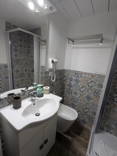 Others 4, Borgo Place, Roma
