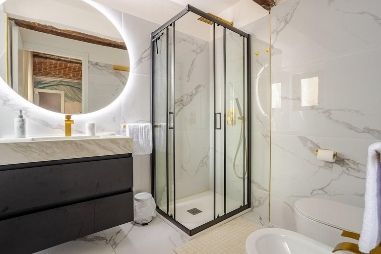 Bathroom 2, Fanstastic 2BDRM Biella Center!, Biella