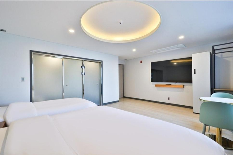 Bedroom 4, Hotel 701, Jinhae