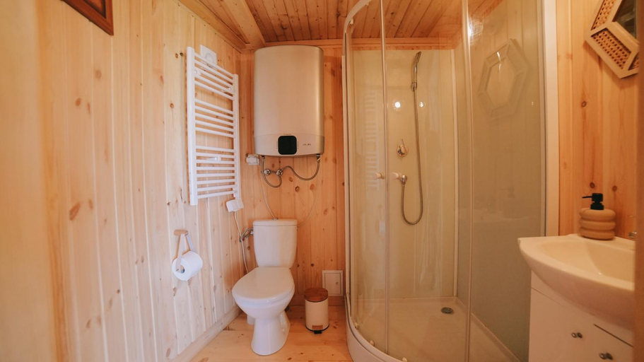 Bathroom 3, Glamping Niebianska Osada Jurty Dolnoslaskie, Kłodzko
