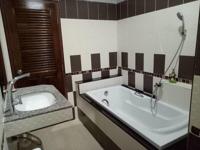 Bathroom, Banana Place Chumphon Resort, Muang Chumphon