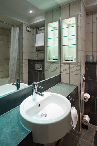 Bathroom 5, Norton Park Hotel, Spa & Manor House, Hampshire