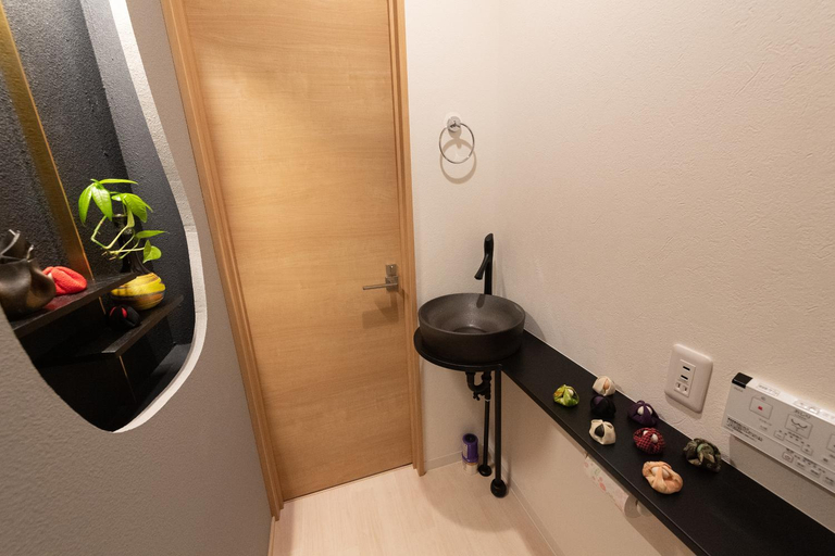 Bathroom 3, Opposite Kuromon Market丨230m to Nipponbashi丨400m to Nankai Namba丨Rakui, Osaka