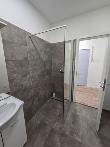 Bathroom 2, Rakoczi Apartments, Budapesti