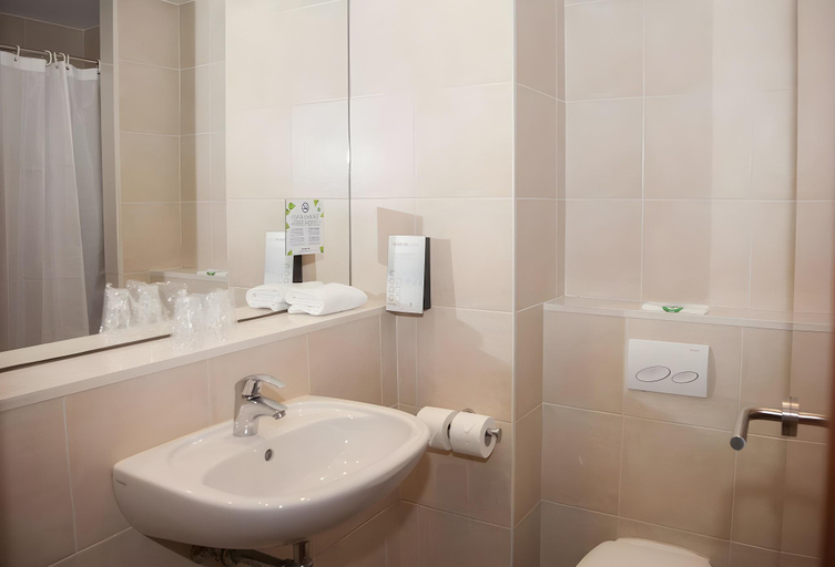 Bathroom 5, Travelodge BCN Cornellá Fira, Barcelona