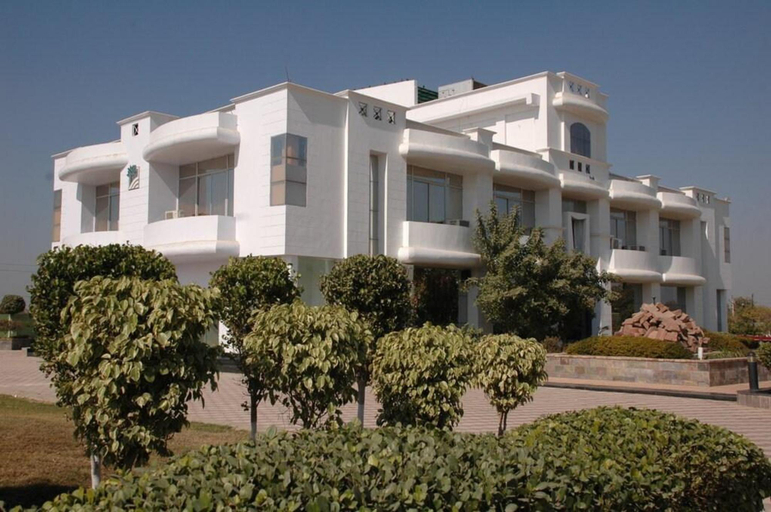 Exterior & Views