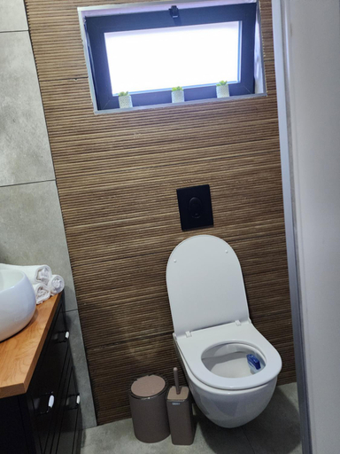 Bathroom 4, הילת הנחל