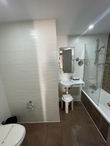 Bathroom 4, Windsor Hotel