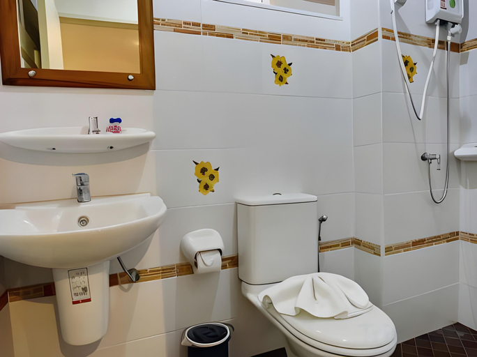 Bathroom 4, Chumphon Travelodge Hotel, Muang Chumphon