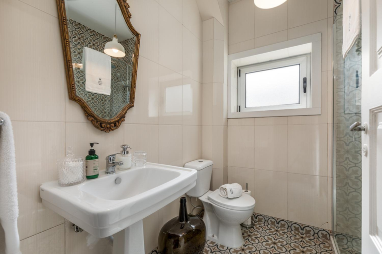 Bathroom 5, Almada Charm Suites & Apartments, Porto